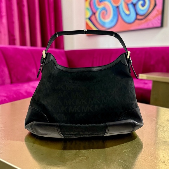 Michael Kors Millbrook Hobo Tote in Black Signature Canvas & Leather - Picture 3 of 5